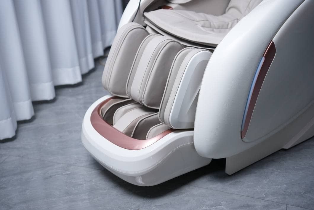 Padded calf and foot rests with rose-gold trim